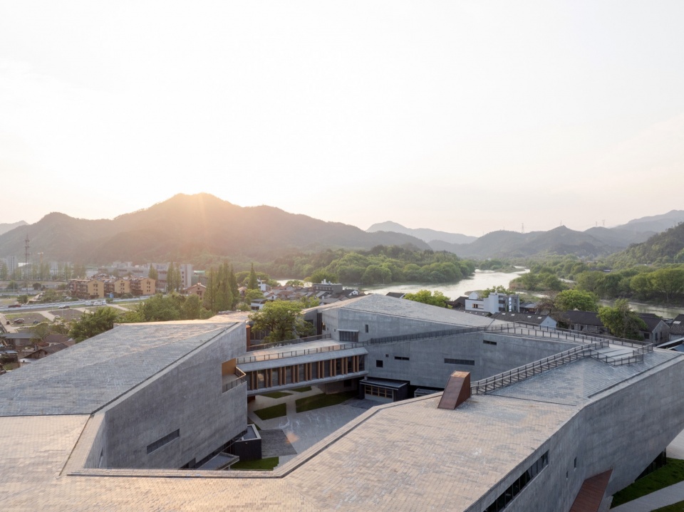 屋顶与远山的关系 摄影:DONG建筑影像