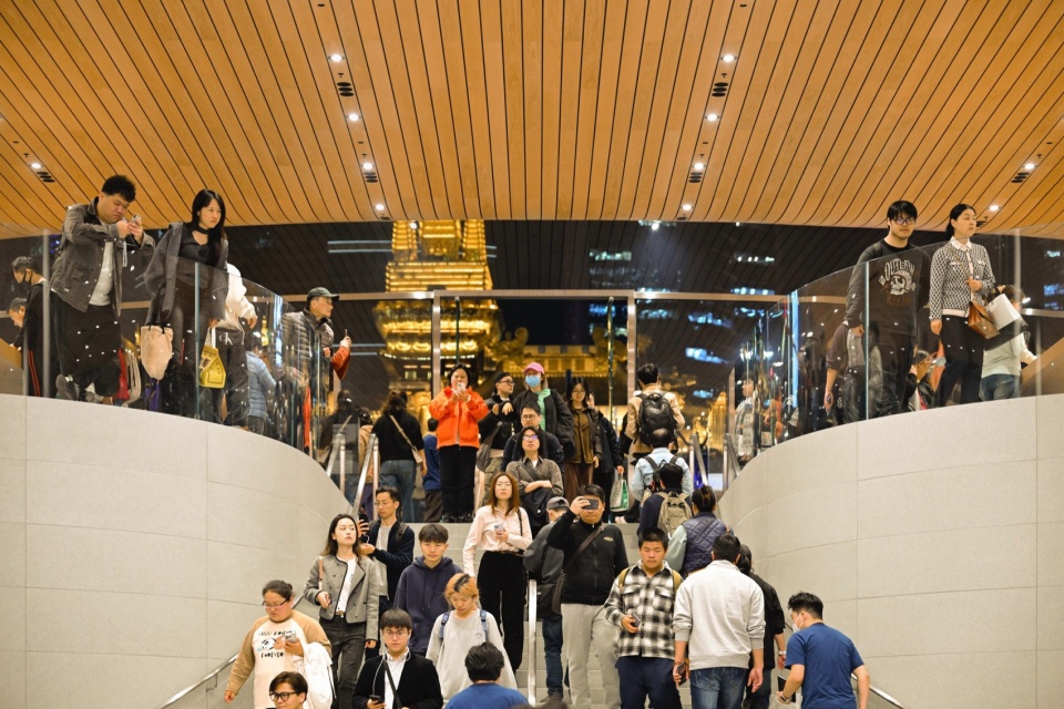 apple opens new store at the heart of shanghais jingan district 5
