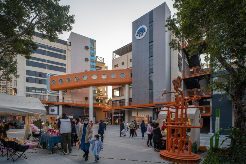 中央广场吸引人群©杨毅衡 1906 young town technology plaza