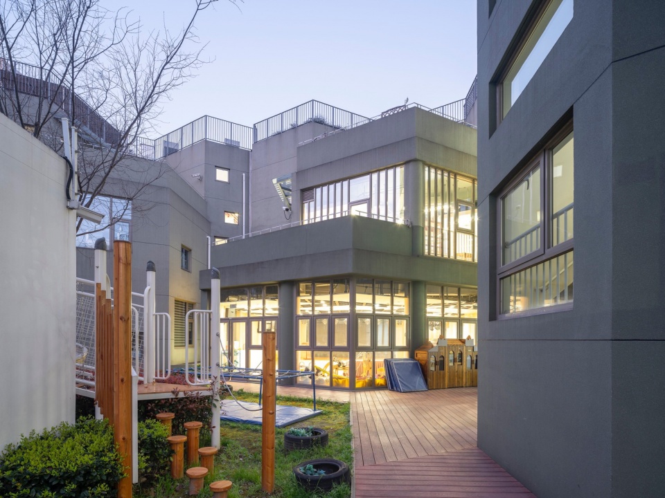 内庭院局部 jingan yuyao road kindergarten branch by atelier liu yuyang architects