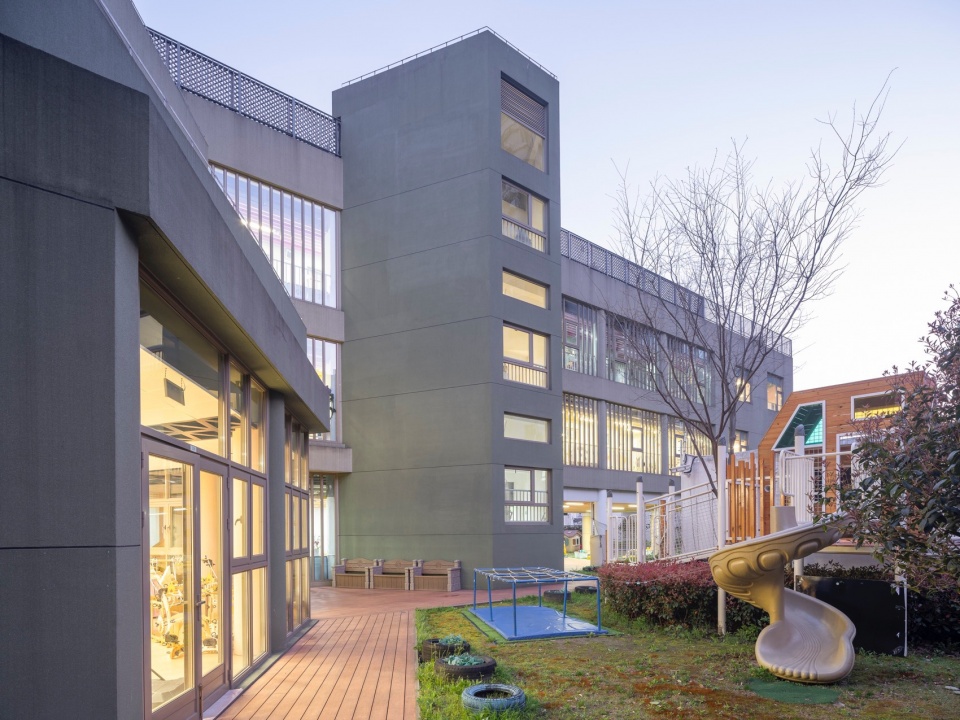 内庭院 jingan yuyao road kindergarten branch by atelier liu yuyang architects