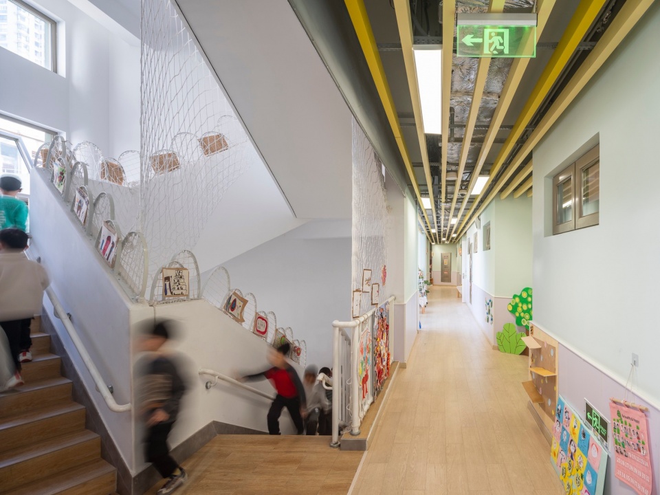 南侧教室主廊道与楼梯 jingan yuyao road kindergarten branch by atelier liu yuyang architects