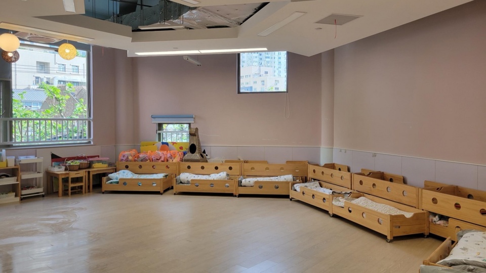 回访转换成卧室空间的活动室 jingan yuyao road kindergarten branch by atelier liu yuyang architects