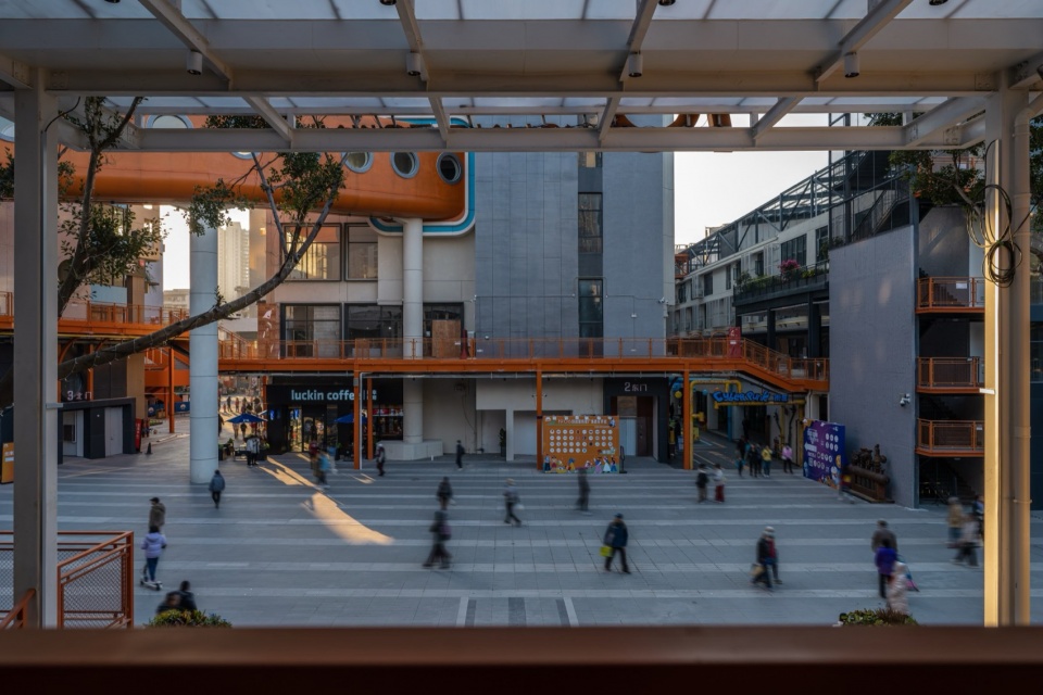 园区里活跃的人群活动©杨毅衡 1906 young town technology plaza