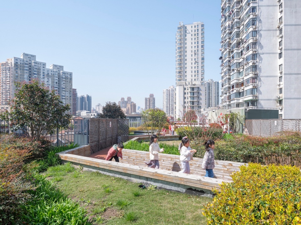 屋顶苗圃 jingan yuyao road kindergarten branch by atelier liu yuyang architects