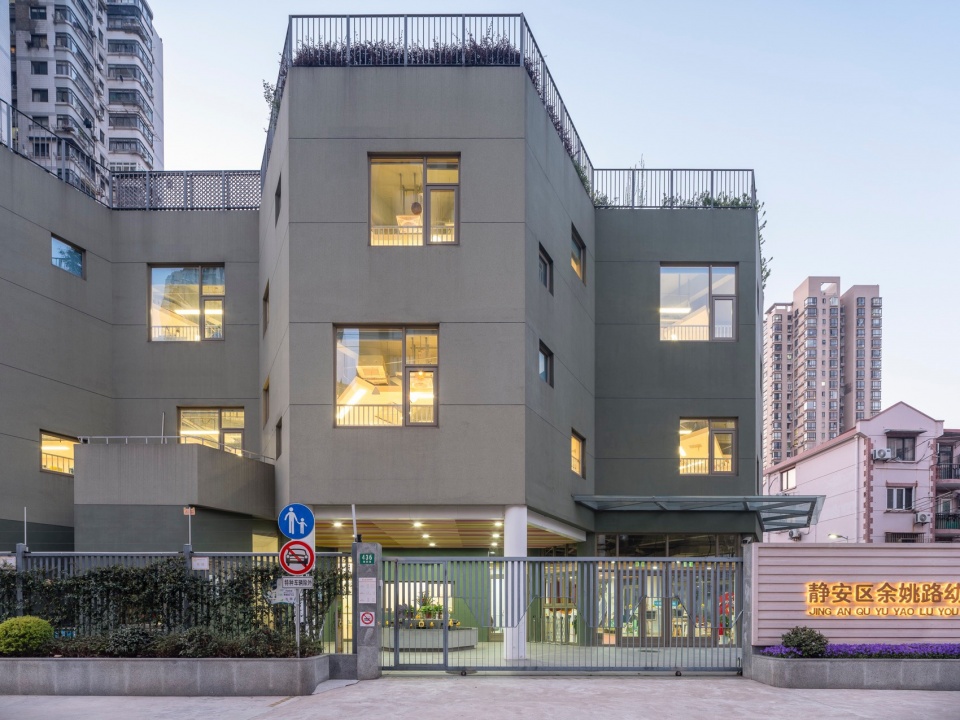 幼儿园位于海防路的主入口 jingan yuyao road kindergarten branch by atelier liu yuyang architects