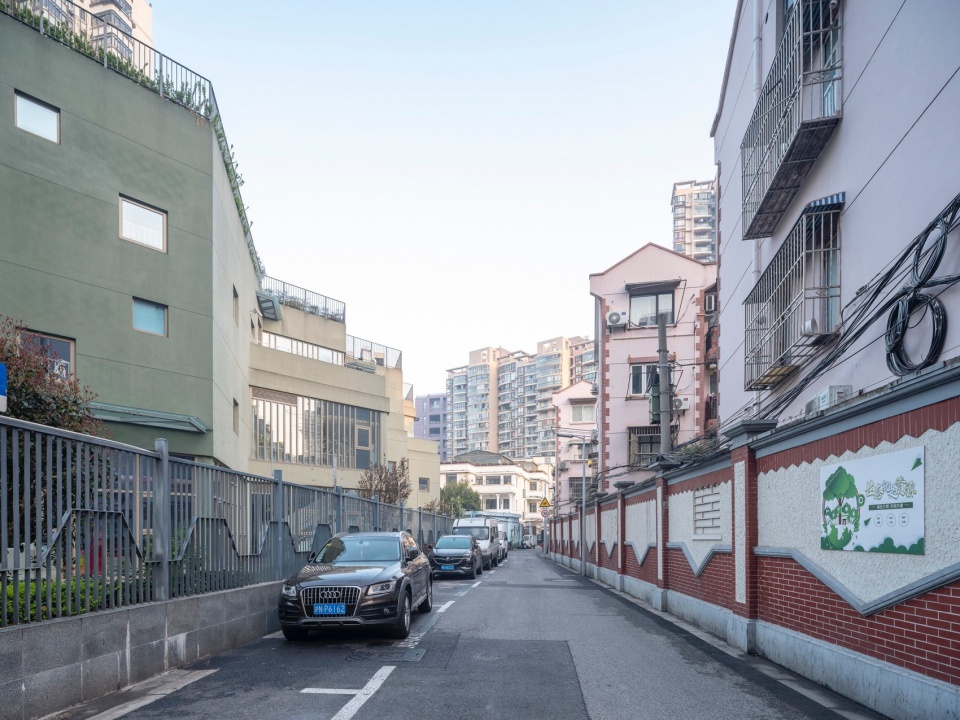 幼儿园和侧街的关系 jingan yuyao road kindergarten branch by atelier liu yuyang architects