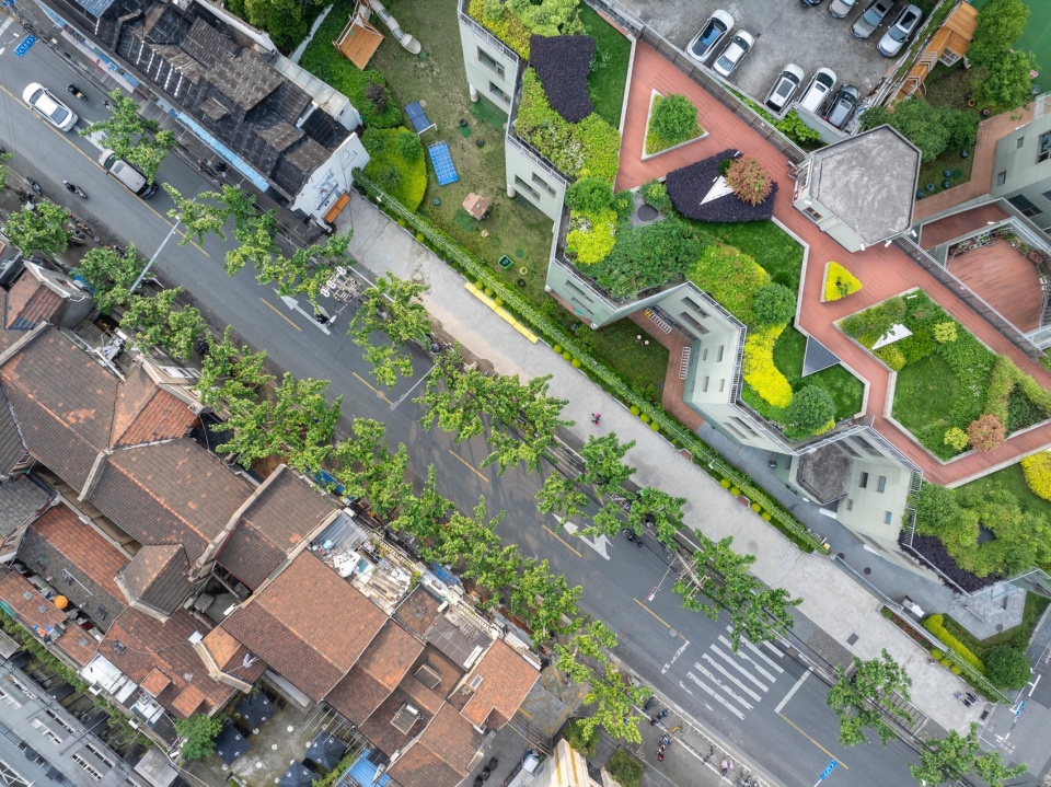幼儿园屋顶与弄堂屋顶的顶视图对比 jingan yuyao road kindergarten branch by atelier liu yuyang architects
