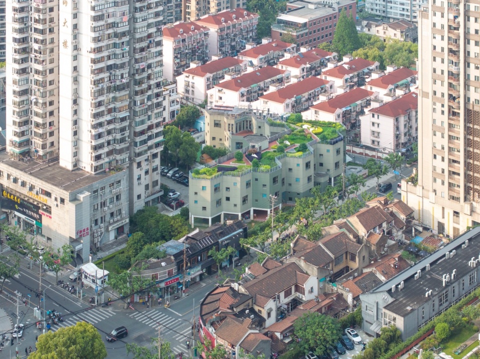 幼儿园鸟瞰 jingan yuyao road kindergarten branch by atelier liu yuyang architects