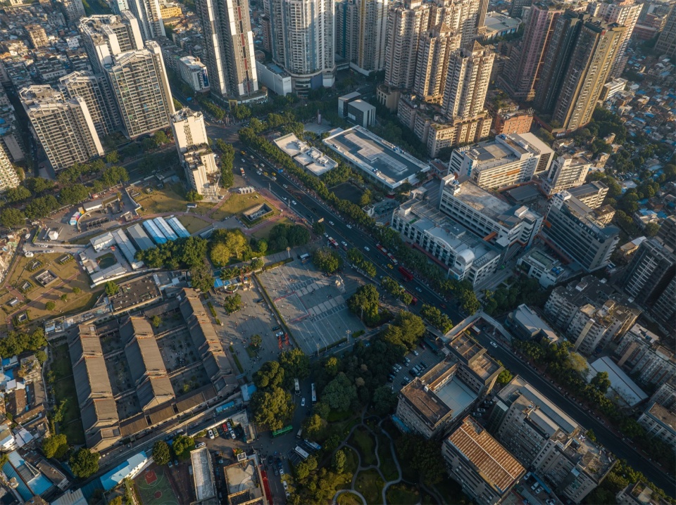 扬韬广场与陈家祠隔路相望©杨毅衡 1906 young town technology plaza