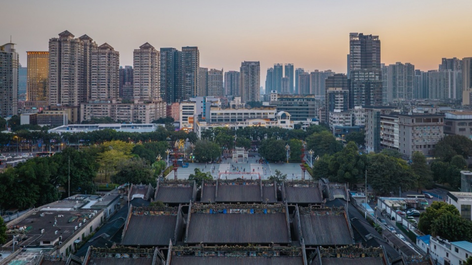 扬韬广场与陈家祠隔路相望©杨毅衡 2 1906 young town technology plaza