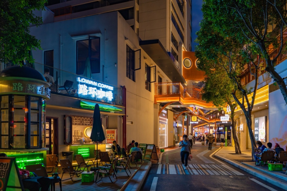 热闹的商业街区©杨毅衡 1906 young town technology plaza