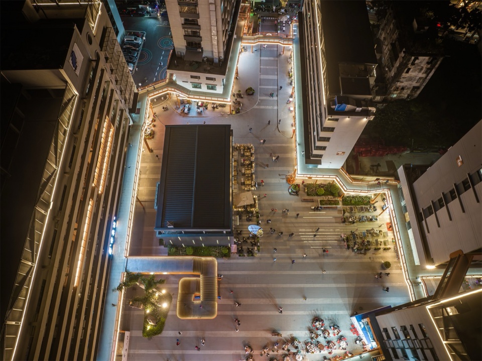 白天和夜晚的南广场©杨毅衡 1906 young town technology plaza