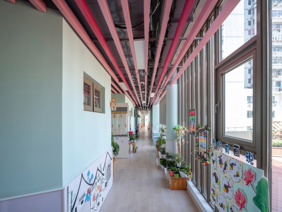 通向露台的走廊 jingan yuyao road kindergarten branch by atelier liu yuyang architects
