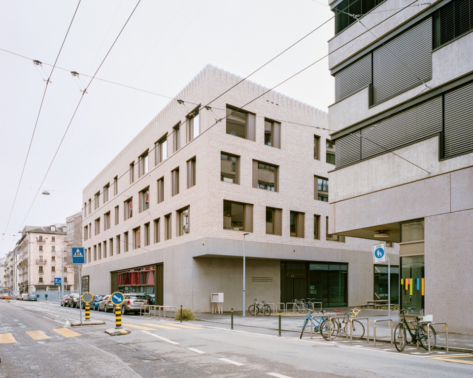 public facilities building at jonction geneva by lacroix chessex