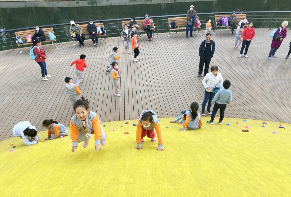beijing liangma river waterfront landscape corridor by aecom