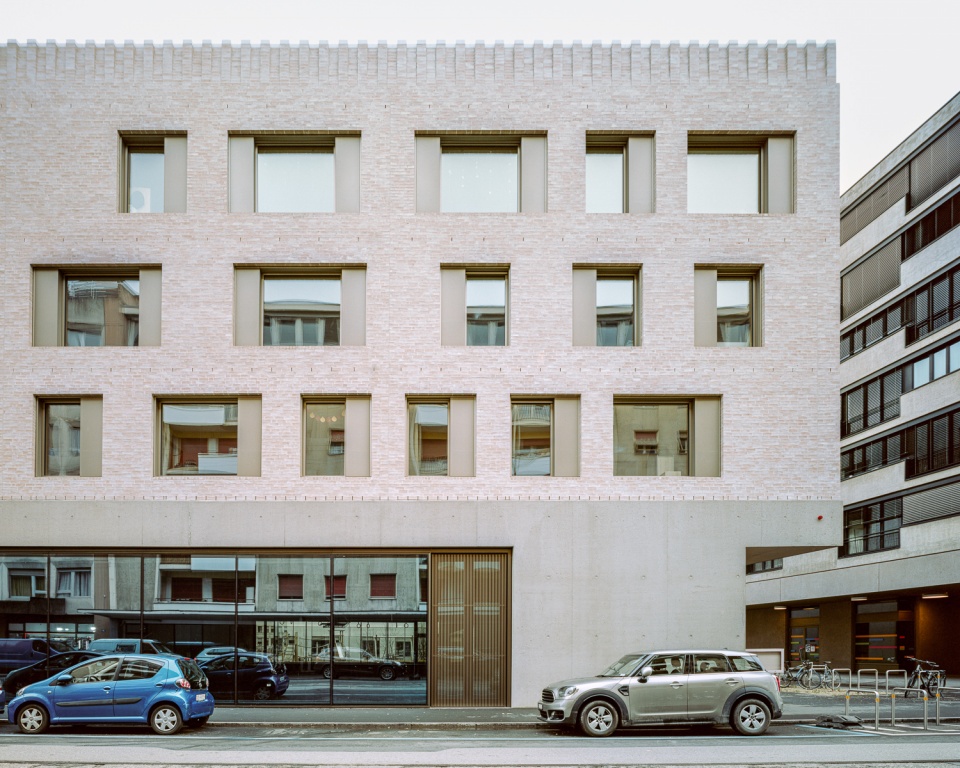 public facilities building at jonction geneva by lacroix chessex