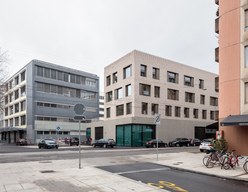 public facilities building at jonction geneva by lacroix chessex