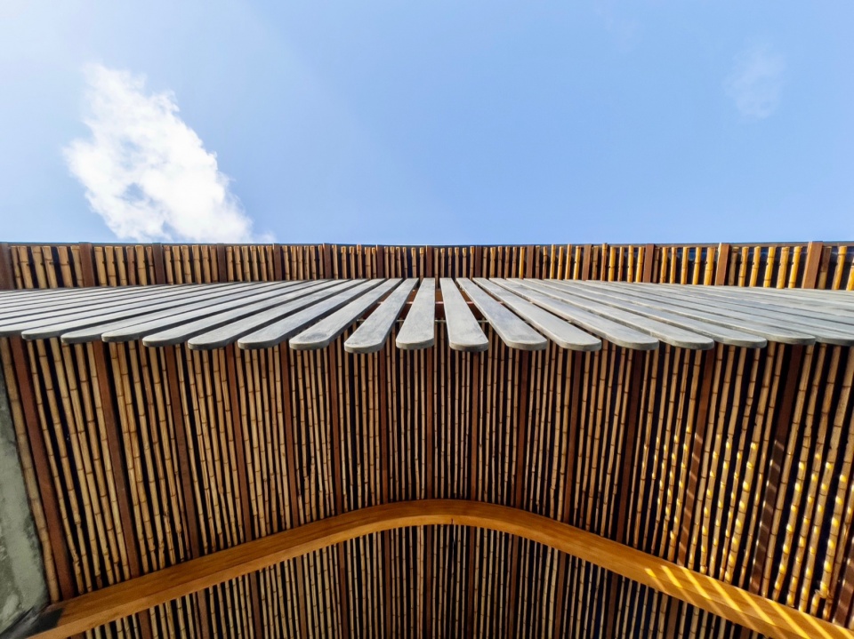 gutter house by atelier daniel florez