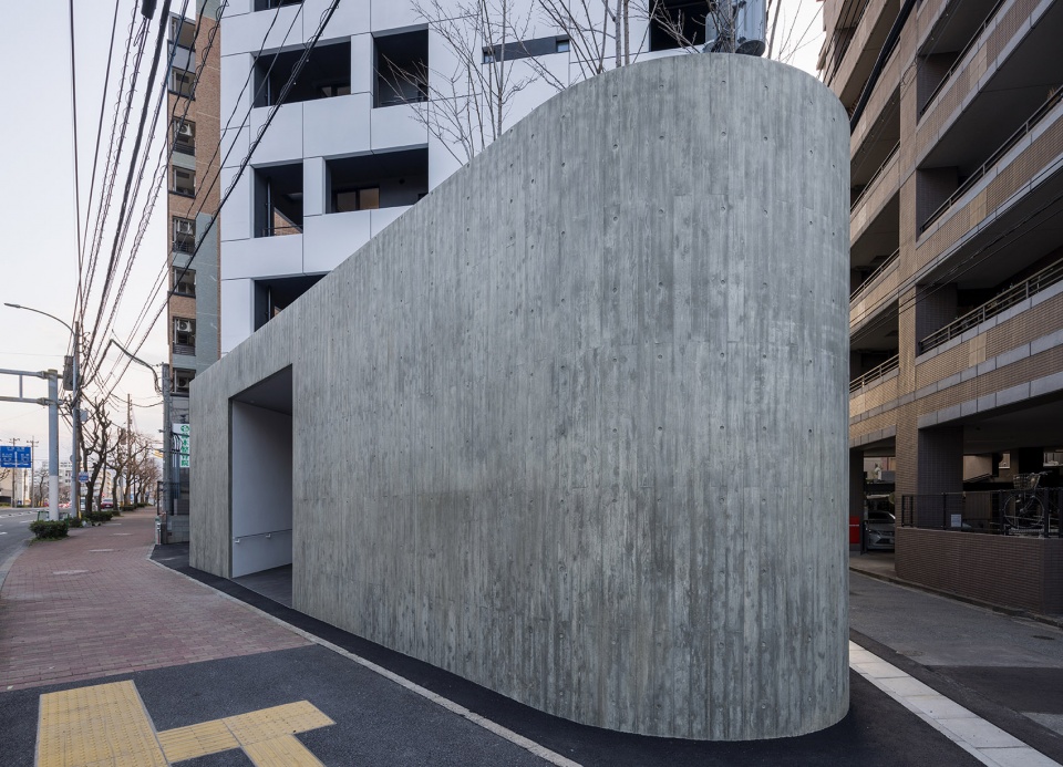 monochrome in fukuoka by sako architects