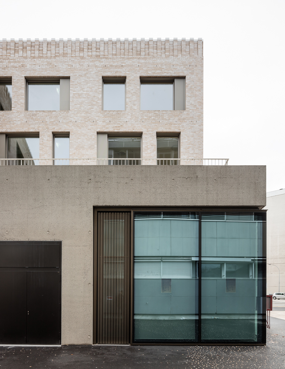 public facilities building at jonction geneva by lacroix chessex