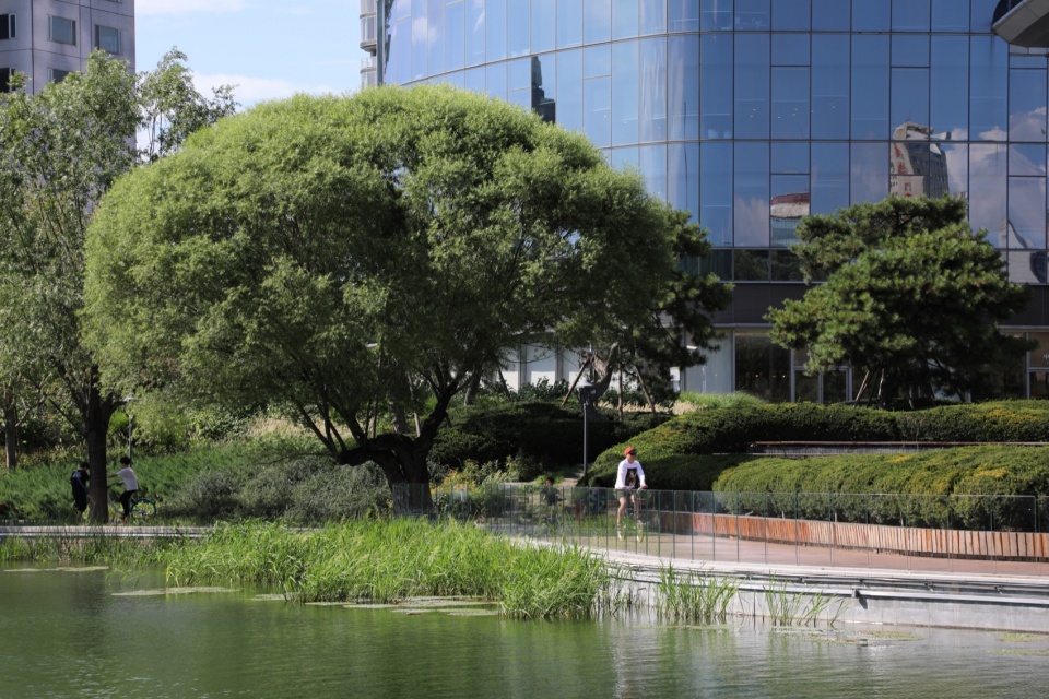 beijing liangma river waterfront landscape corridor by aecom