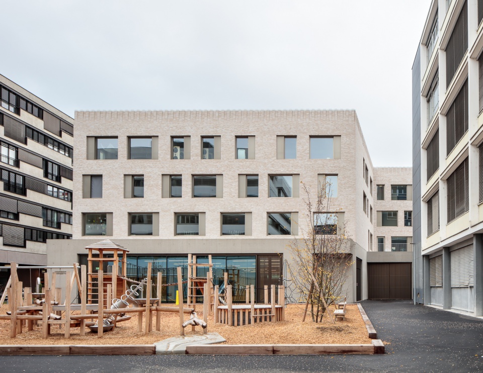 public facilities building at jonction geneva by lacroix chessex