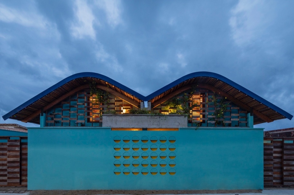 gutter house by atelier daniel florez
