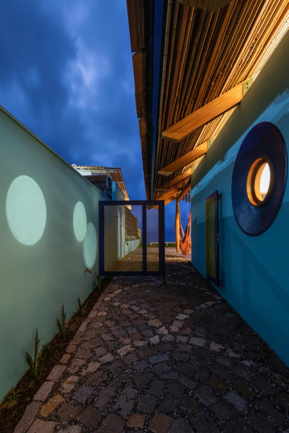gutter house by atelier daniel florez