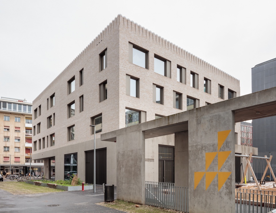public facilities building at jonction geneva by lacroix chessex