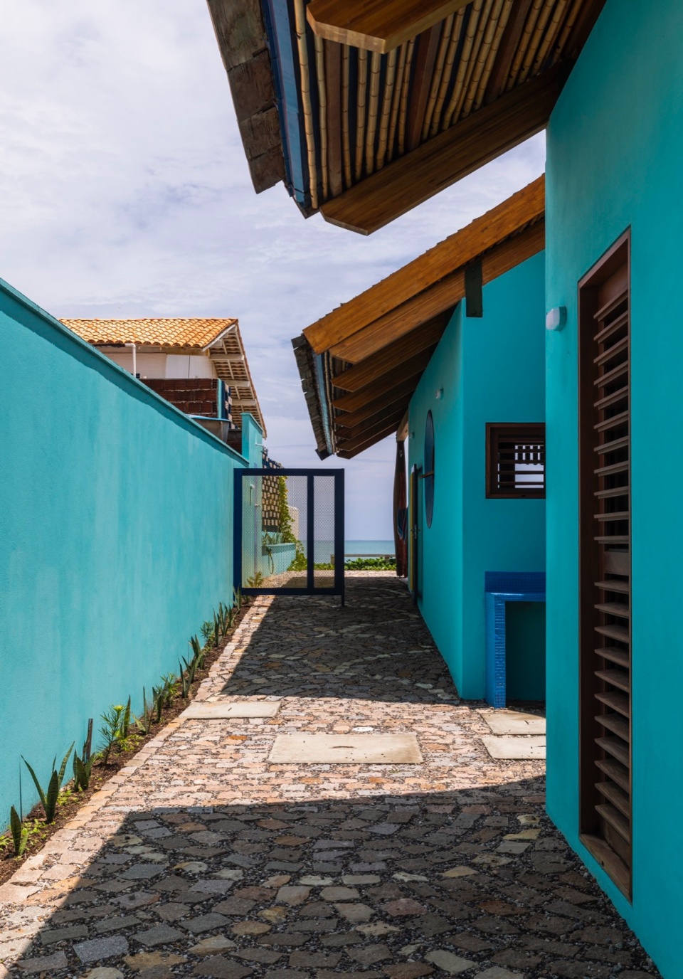 gutter house by atelier daniel florez