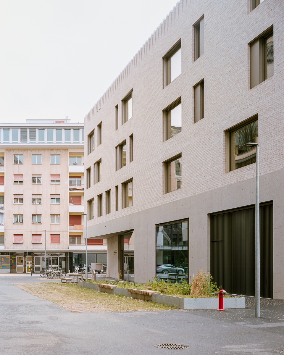 public facilities building at jonction geneva by lacroix chessex