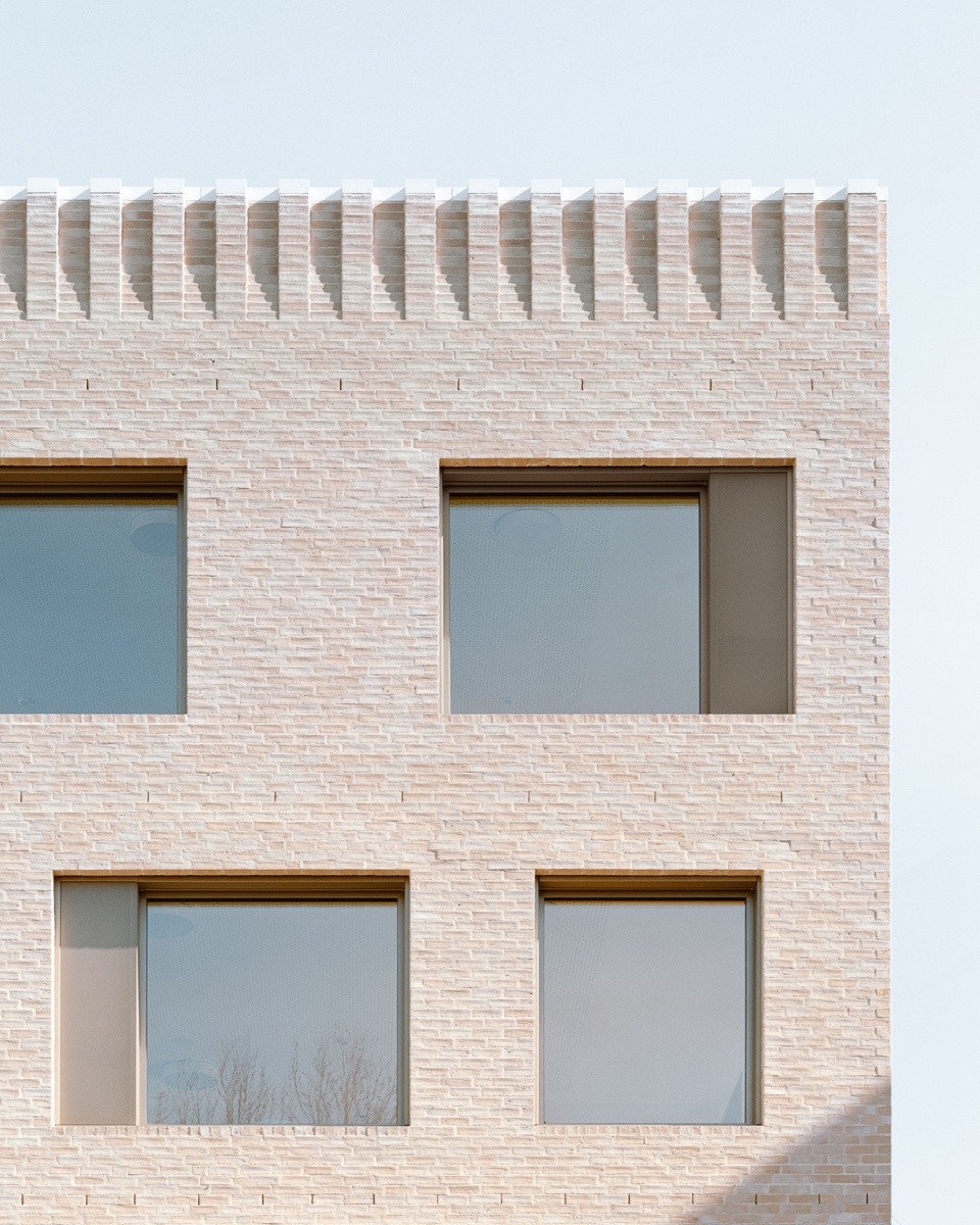 public facilities building at jonction geneva by lacroix chessex