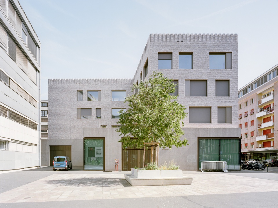 public facilities building at jonction geneva by lacroix chessex