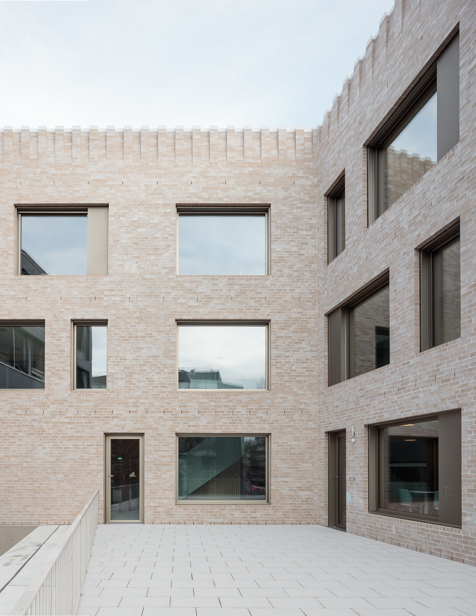 public facilities building at jonction geneva by lacroix chessex