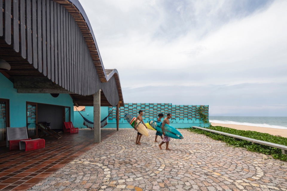 gutter house by atelier daniel florez
