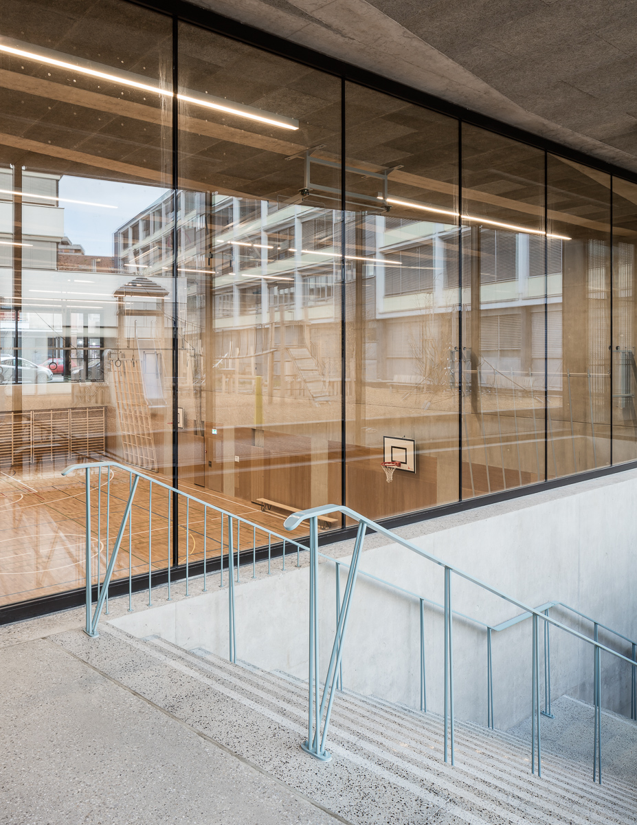 public facilities building at jonction geneva by lacroix chessex