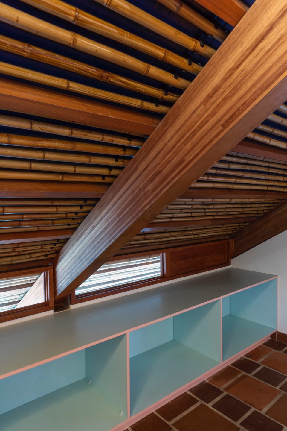 gutter house by atelier daniel florez