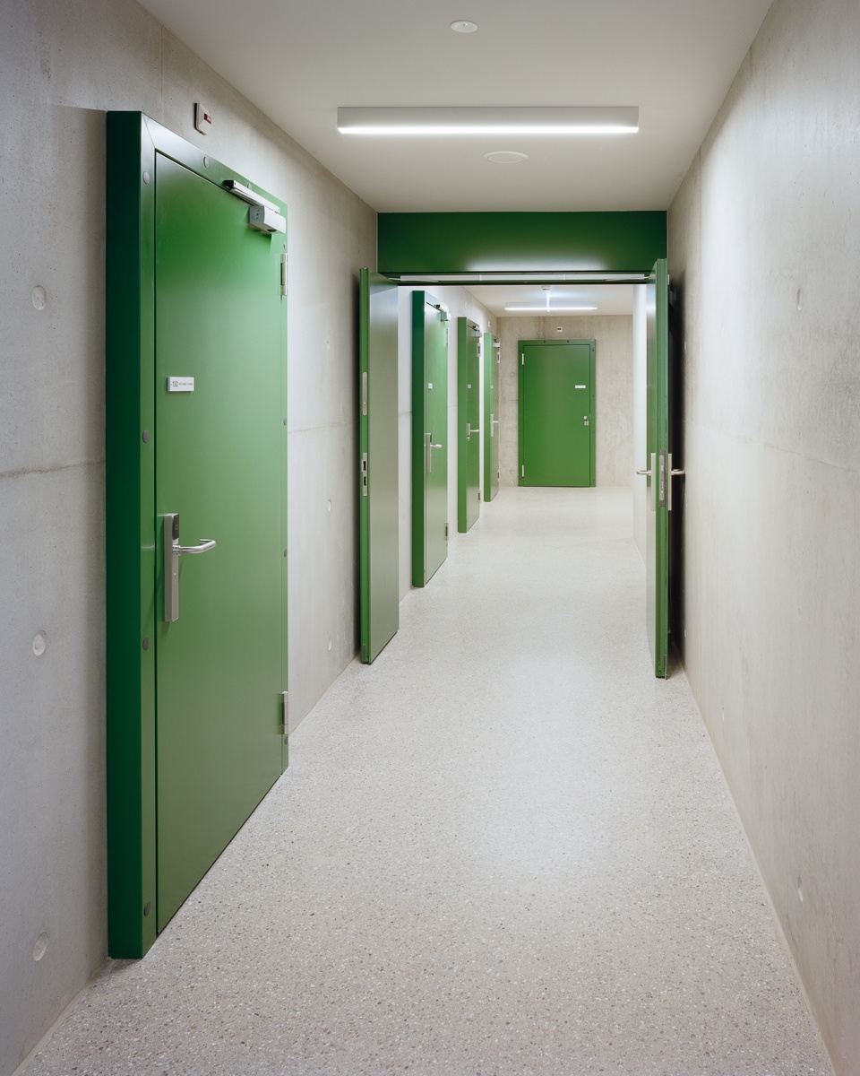 public facilities building at jonction geneva by lacroix chessex
