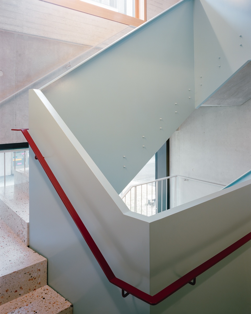 public facilities building at jonction geneva by lacroix chessex