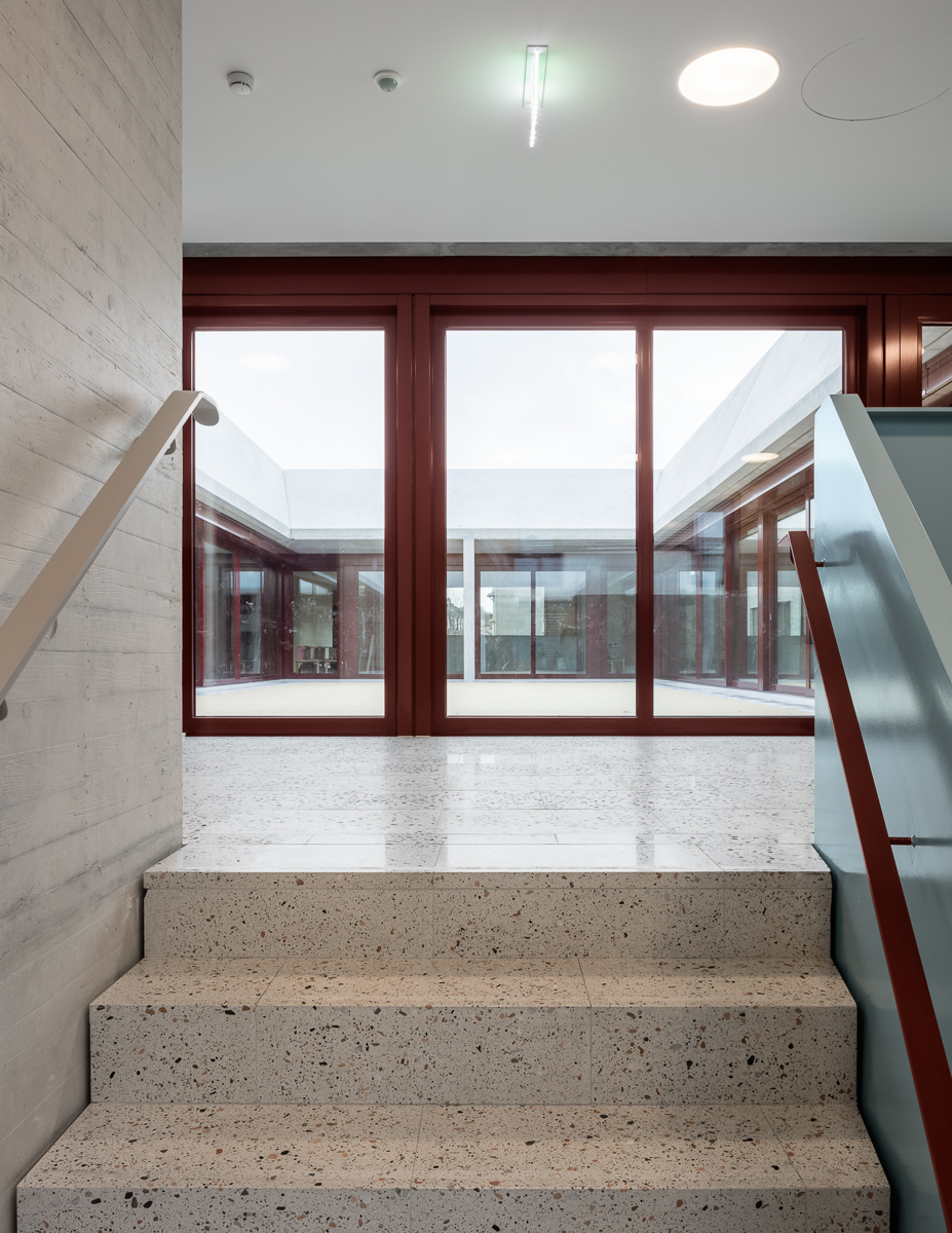 public facilities building at jonction geneva by lacroix chessex