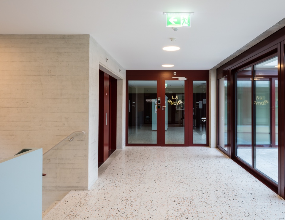 public facilities building at jonction geneva by lacroix chessex