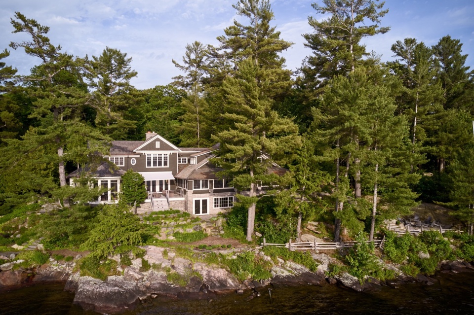 muskoka cottage by reigo bauer