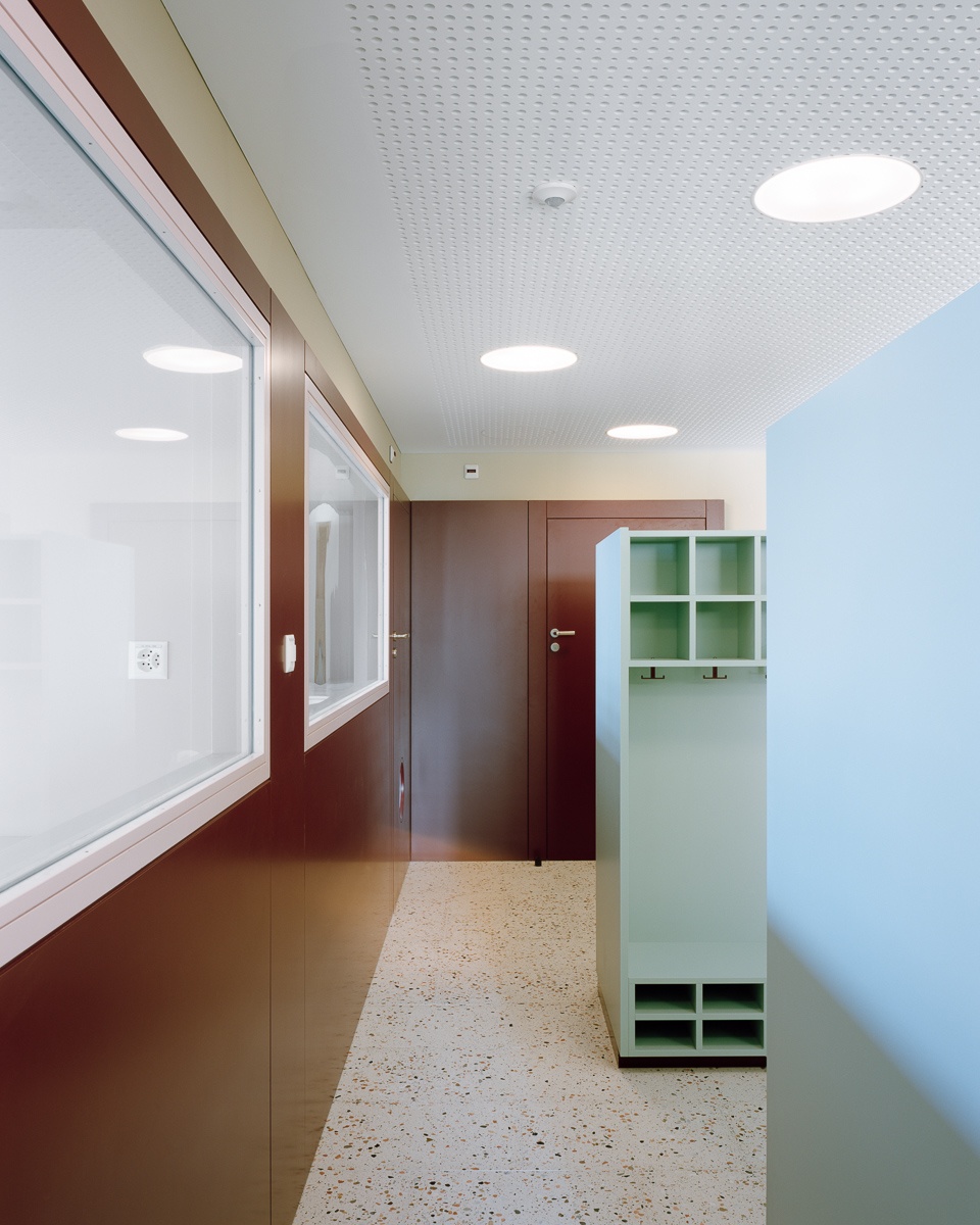 public facilities building at jonction geneva by lacroix chessex