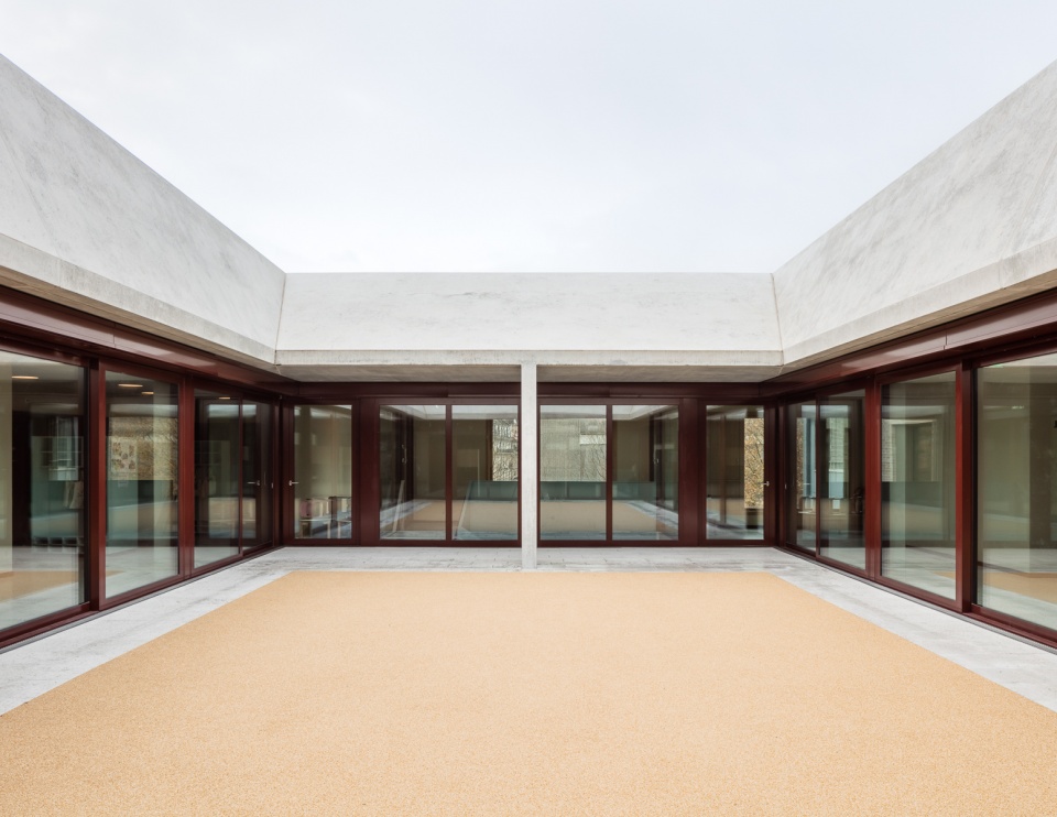 public facilities building at jonction geneva by lacroix chessex