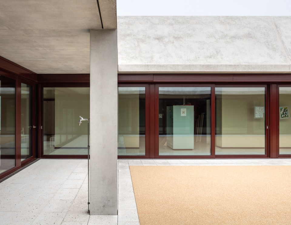 public facilities building at jonction geneva by lacroix chessex
