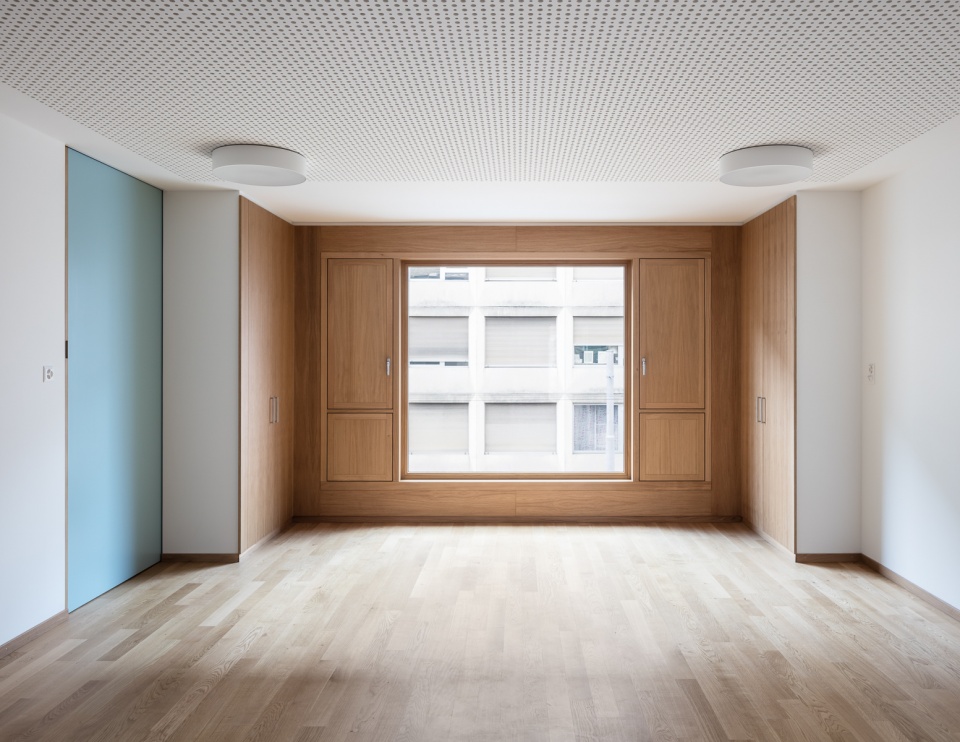 public facilities building at jonction geneva by lacroix chessex