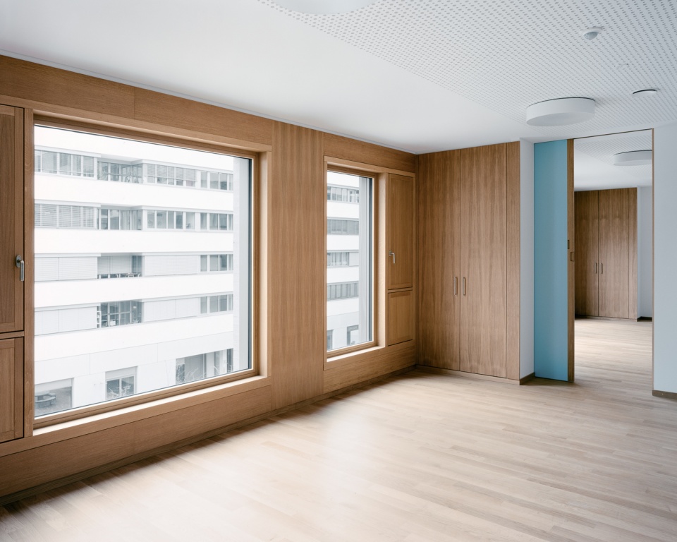 public facilities building at jonction geneva by lacroix chessex