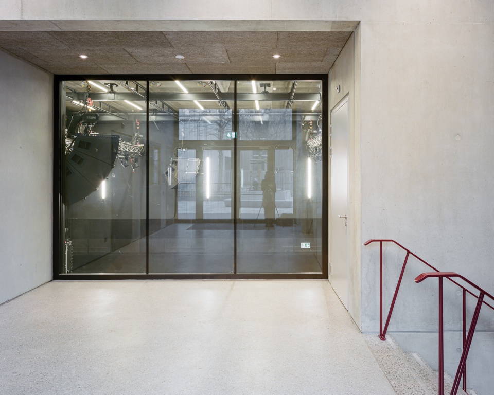 public facilities building at jonction geneva by lacroix chessex