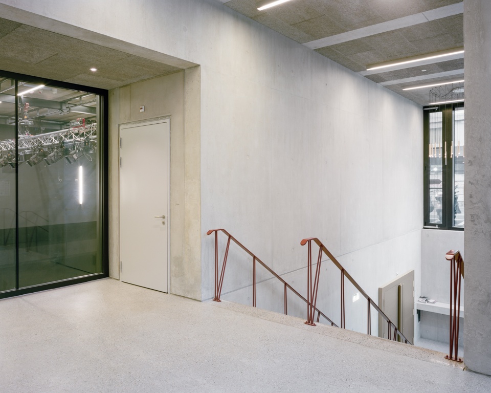 public facilities building at jonction geneva by lacroix chessex